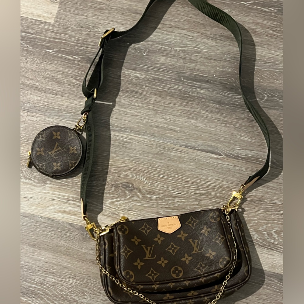 Louis Vuitton cross body bag ( great condition)